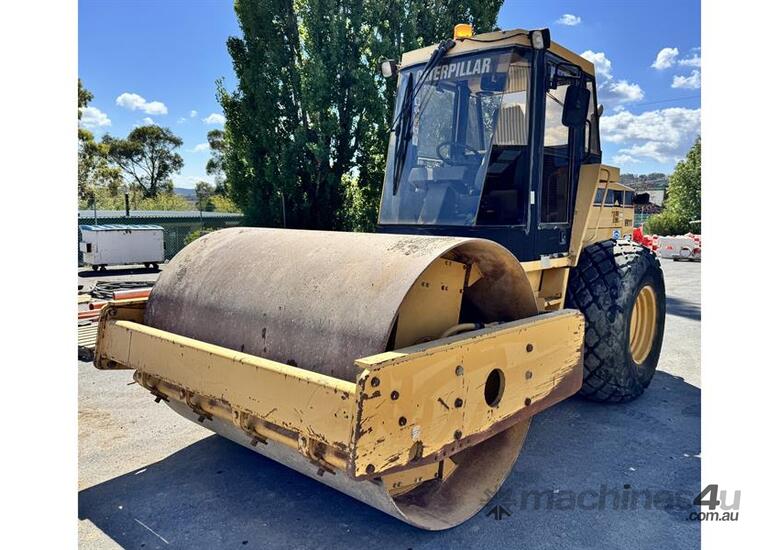 caption CATERPILLAR VIBRATING SMOOTH ROLLER