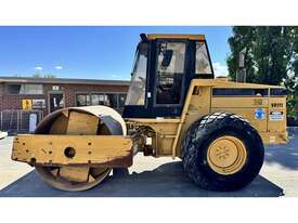 CATERPILLAR VIBRATING SMOOTH ROLLER - picture2' - Click to enlarge