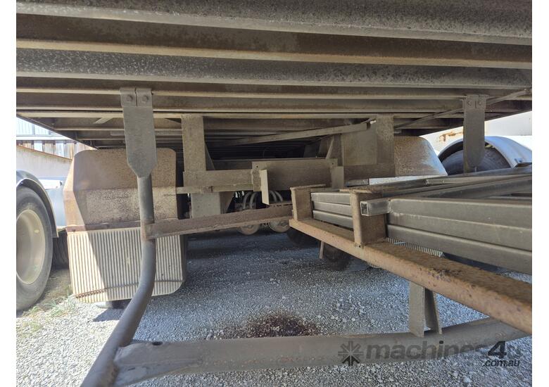 1992 Dry Freight Triaxle Trailer