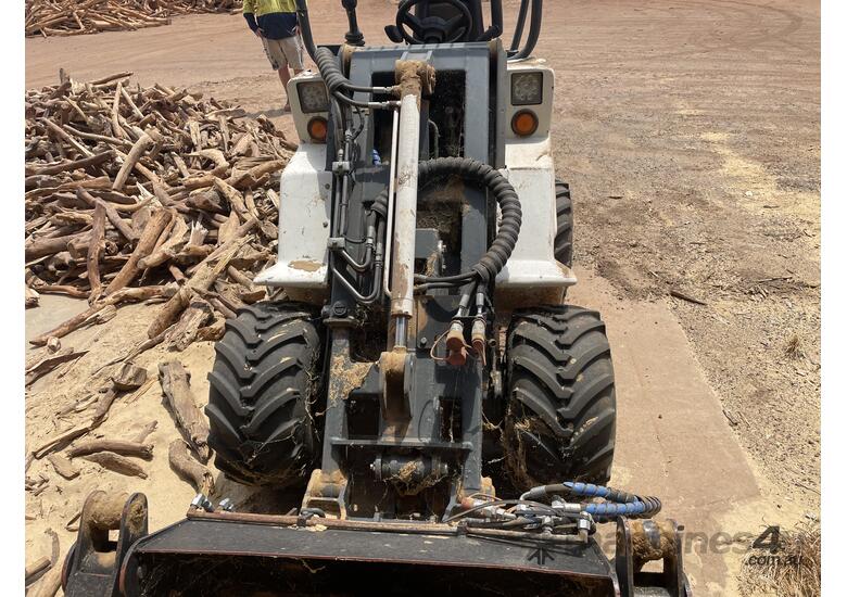 Ozziquip AL40 Wheeled Skid Steer