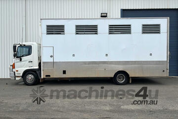 2014 Hino FC 500 1022 Horse Transporter