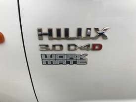 White Toyota Hilux  - picture1' - Click to enlarge