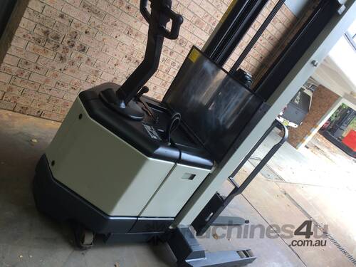 CROWN WALKIE REACH STACKER new battery new charger 