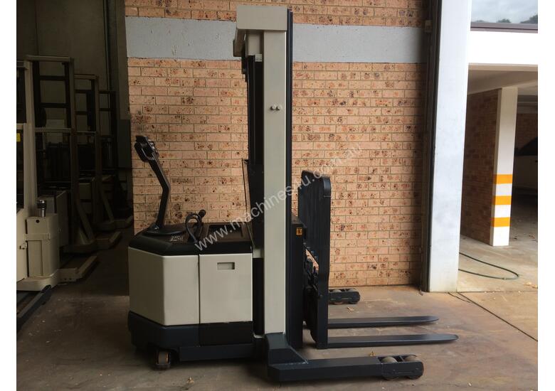 CROWN WALKIE REACH STACKER new battery new charger 