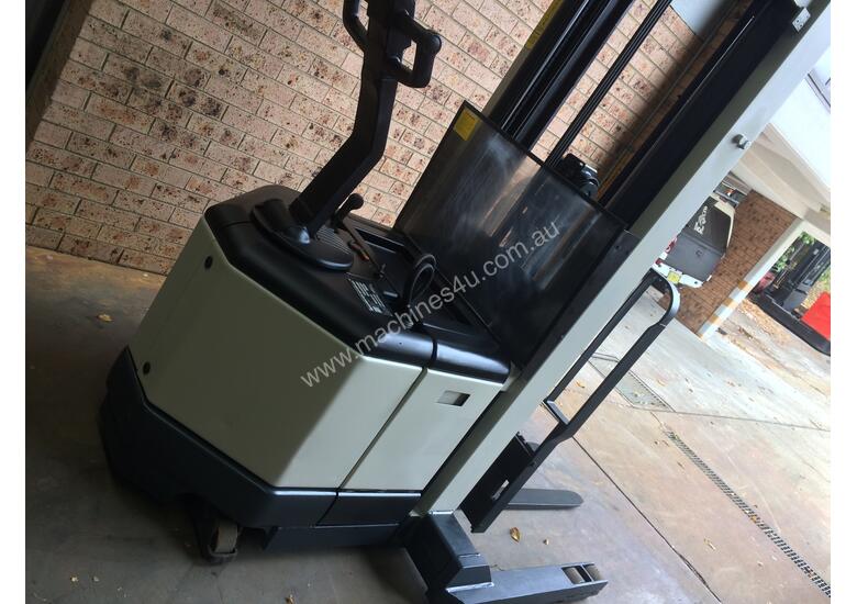 CROWN WALKIE REACH STACKER new battery new charger 