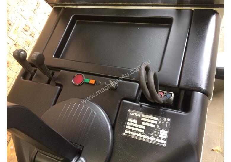 CROWN WALKIE REACH STACKER new battery new charger 