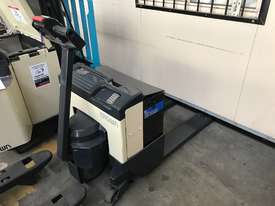 Crown 20GPW2745 Pallet Truck - picture0' - Click to enlarge