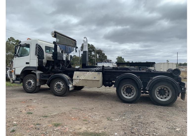 caption 2003 Volvo Hook lift FM 12