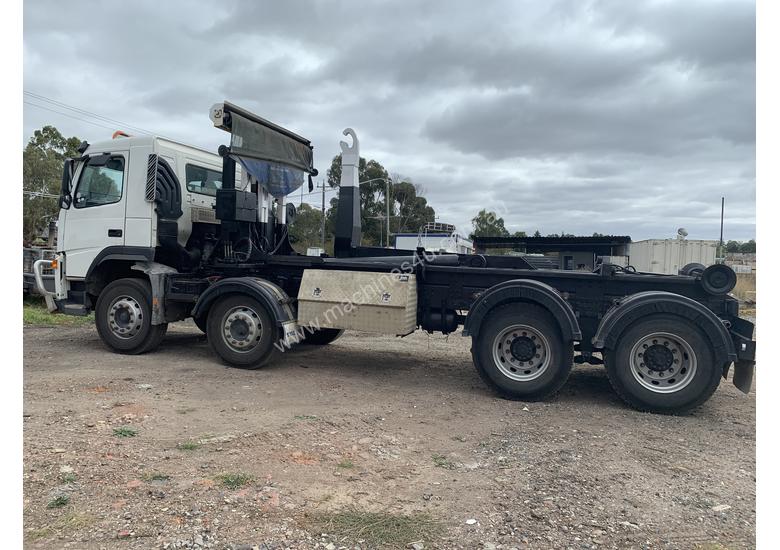 caption 2003 Volvo Hook lift FM 12
