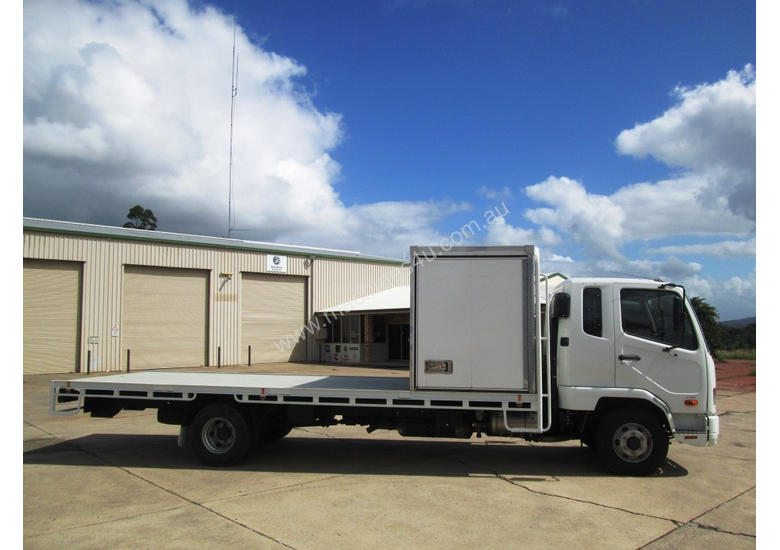 caption Mitsubishi Fighter 1024 Tray Truck