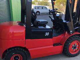 Everun ERDF30 Forklift  - picture2' - Click to enlarge