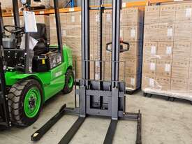 Brand New IMOW 1TON ELECTRIC WALKIE STACKER - picture1' - Click to enlarge
