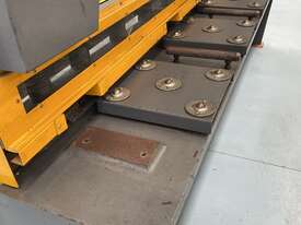 USED CMT 4MM CAPACITY | 2500MM LENGTH  HYDRAULIC OVERDRIVEN GUILLOTINE - picture2' - Click to enlarge