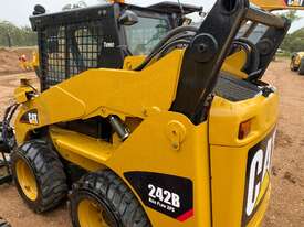 CAT 242B 3T Skid Steer Loader A/C Cab, High Flow, Quick Coupler - picture2' - Click to enlarge