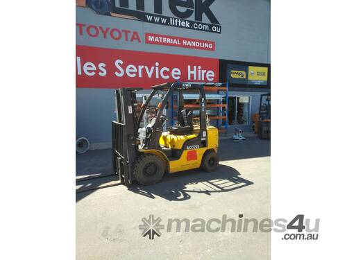 NISSAN FORKLIFT CONTAINER MAST LOW LOW HOURS 