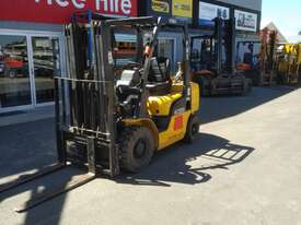 NISSAN FORKLIFT CONTAINER MAST LOW LOW HOURS  - picture2' - Click to enlarge