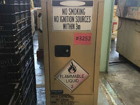 Pratt 60L Safety Systems Oxidizing Agent Storage Cabinet 1 Door, 2 Shelf 5517A0A - Used Item - picture0' - Click to enlarge