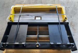 DIGGA 1600KG PALLET FORK/BALE SPEAR MULTI FIT FRAME