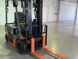 2014 TOYOTA 8FBN18 ELECTRIC  4 WHEEL COUNTER BALANCED FORKLIFT CONTAINER ENTRY  - picture1' - Click to enlarge