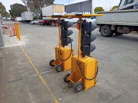 2 x Mobile Traffic Light Units (Ex Gov) - picture0' - Click to enlarge