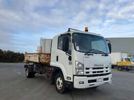 2013 Isuzu FRR600 MWB Hook Bin Lifter - picture0' - Click to enlarge