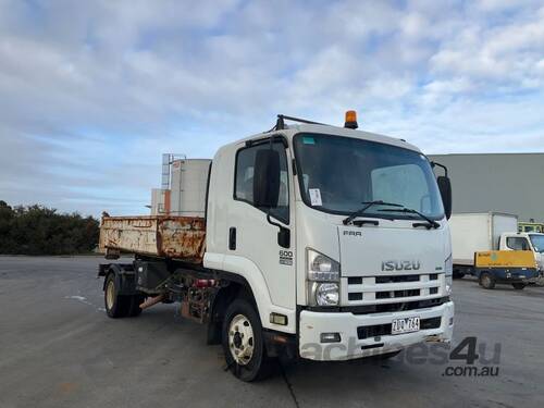 2013 Isuzu FRR600 MWB Hook Bin Lifter