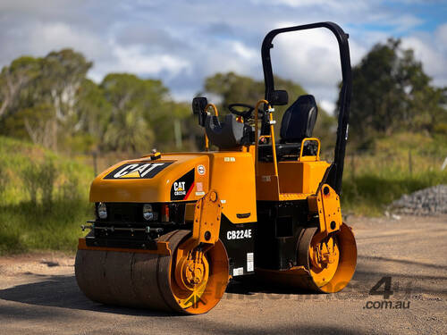 caption Caterpillar CB224E Vibrating Roller Roller/Compacting