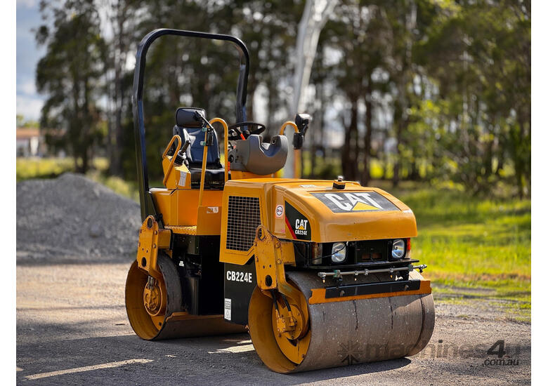 caption Caterpillar CB224E Vibrating Roller Roller/Compacting