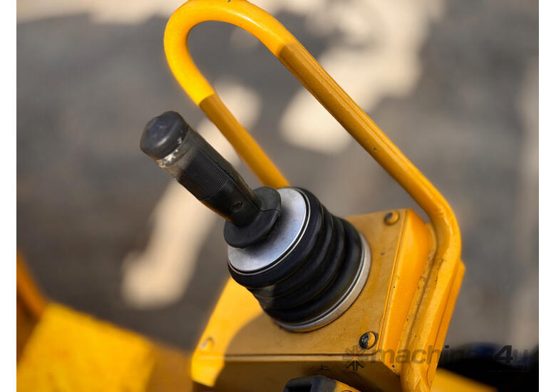 caption Caterpillar CB224E Vibrating Roller Roller/Compacting