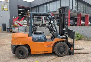 LOW HOURS Toyota 7FDK40 Diesel Forklift 4.0T | 4.0m Triplex | Side Shift