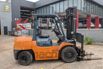 LOW HOURS Toyota 7FDK40 Diesel Forklift 4.0T | 4.0m Triplex | Side Shift