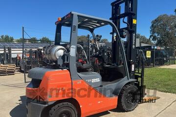 8 Series Toyota 2.5T LPG Forklift
