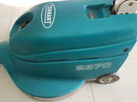 Tennant vacuum floor polisher - picture0' - Click to enlarge