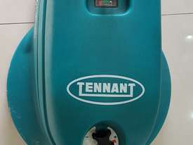 Tennant vacuum floor polisher - picture2' - Click to enlarge