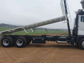 Fuso Heavy FV Tipper Truck - picture2' - Click to enlarge