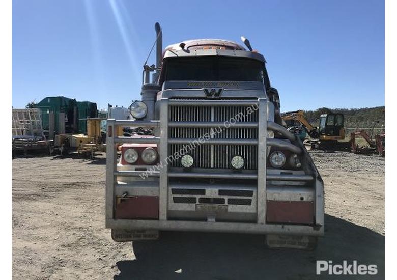 caption 2013 Western Star 4800FX Constellation