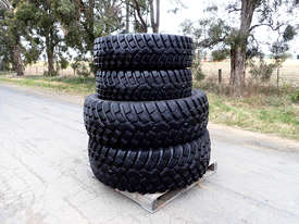 BKT 10x16.5 8 STUD CATERPILLAR BOBCAT SKID STEER RIM & TYRE Tyre Tyre/Rim - picture0' - Click to enlarge