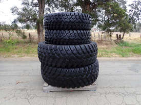 BKT 10x16.5 8 STUD CATERPILLAR BOBCAT SKID STEER RIM & TYRE Tyre Tyre/Rim - picture0' - Click to enlarge