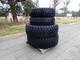 BKT 10x16.5 8 STUD CATERPILLAR BOBCAT SKID STEER RIM & TYRE Tyre Tyre/Rim - picture1' - Click to enlarge