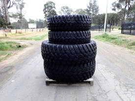 BKT 10x16.5 8 STUD CATERPILLAR BOBCAT SKID STEER RIM & TYRE Tyre Tyre/Rim - picture2' - Click to enlarge