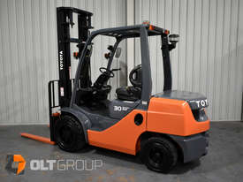 Toyota 3 Tonne Diesel Forklift 8FD30 4000mm Lift Height 3961 Low Hours 2015 Model - picture0' - Click to enlarge