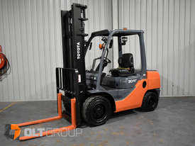 Toyota 3 Tonne Diesel Forklift 8FD30 4000mm Lift Height 3961 Low Hours 2015 Model - picture0' - Click to enlarge