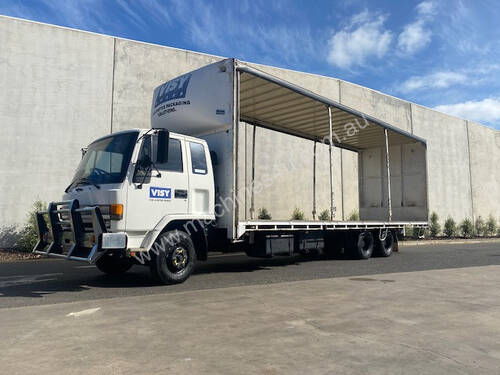 Isuzu FSR550 Curtainsider Truck