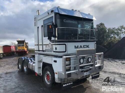 2000 Mack Magnum