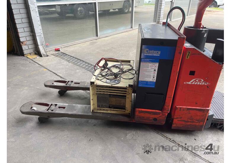 caption Linde 2 Tonne Pallet Truck For Sale