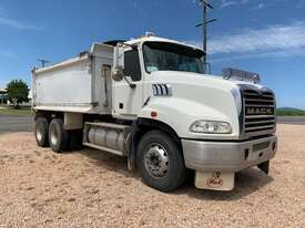 7/08 one-owner low km Mack CHMM Tipper Truck - picture0' - Click to enlarge