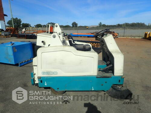 TENNANT 6200 COMPACT RIDE ON SWEEPER