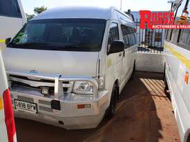 TOYOTA COMMUTER 200 SERIES BUS - picture0' - Click to enlarge