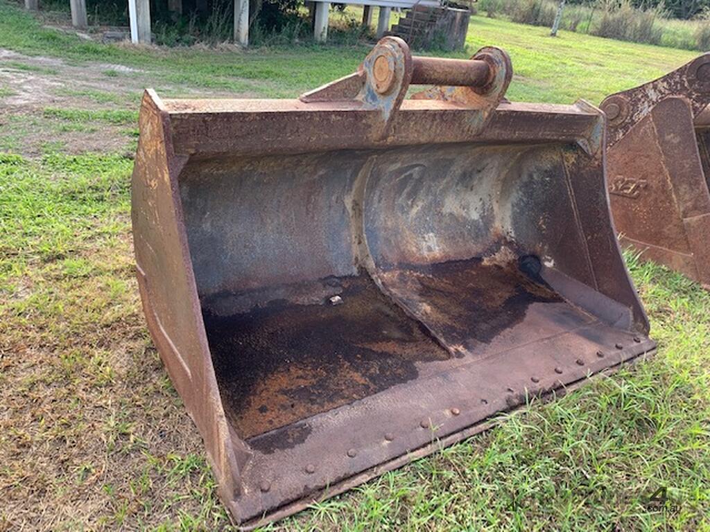 Used mud bucket 2 2 M Wide Mud or Trenching Bucket with 90 MM dia pins