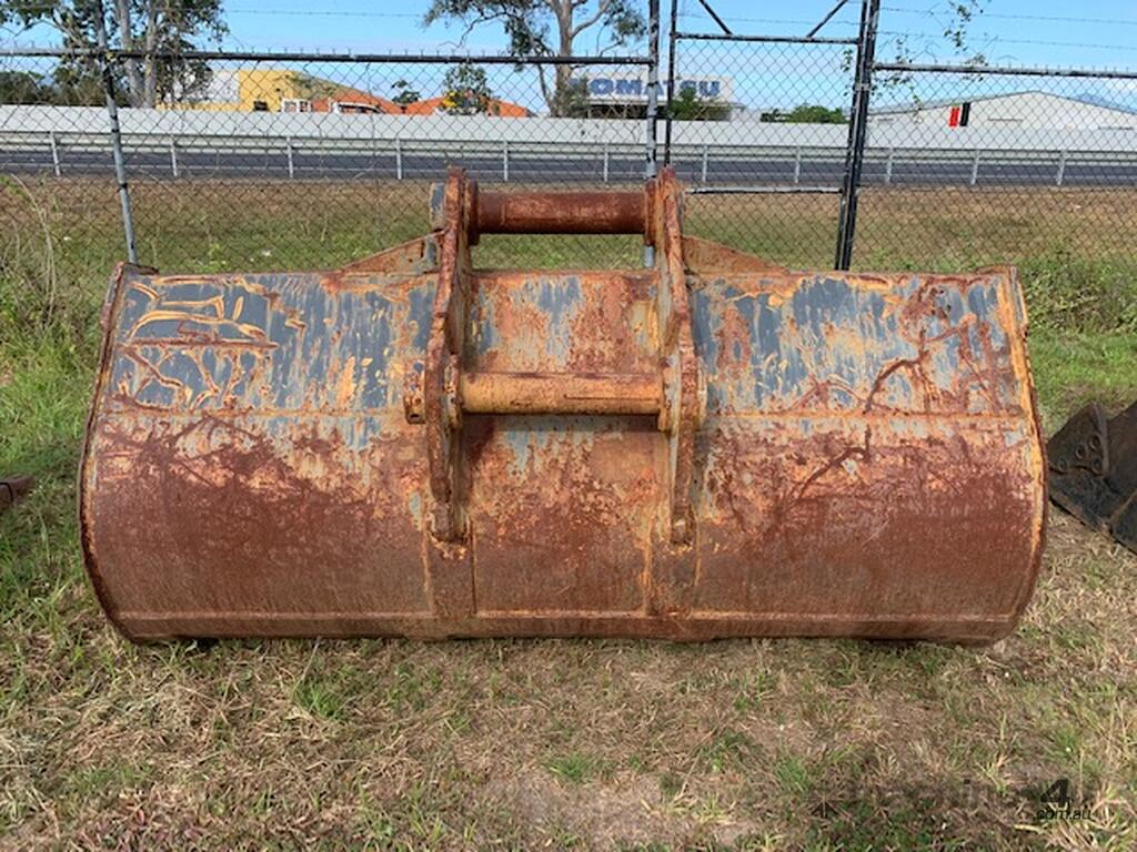 Used mud bucket 2 2 M Wide Mud or Trenching Bucket with 90 MM dia pins